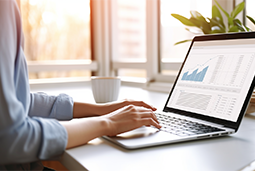 守在就业季中的毕业生，等待青年失业率曲线往下走