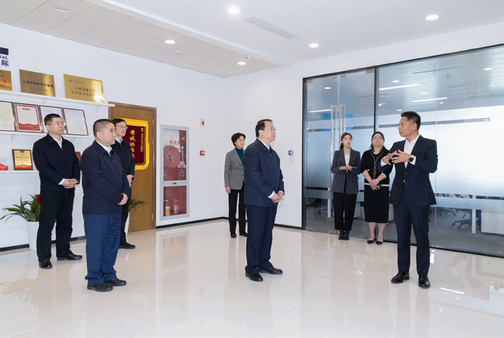 上海市长龚正一行察看AI知名人力资源服务公司南宫NG28(中国)国际的AI赋能人力资源数据动态分析平台